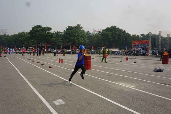 Những khoảnh khắc xử lý nhanh trong cuộc thi chữa cháy ảnh 10