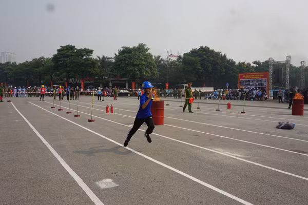 Những khoảnh khắc xử lý nhanh trong cuộc thi chữa cháy ảnh 10