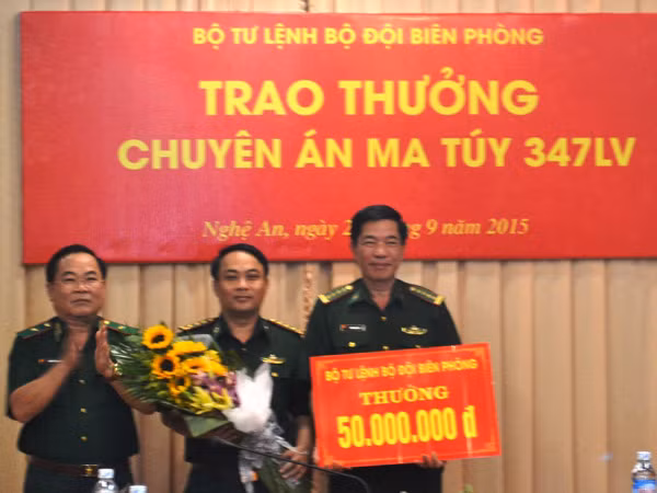Bắt 3 đối tượng vận chuyển 18 bánh heroin và 12.000 viên ma túy tổng hợp từ Lào về Việt Nam ảnh 1