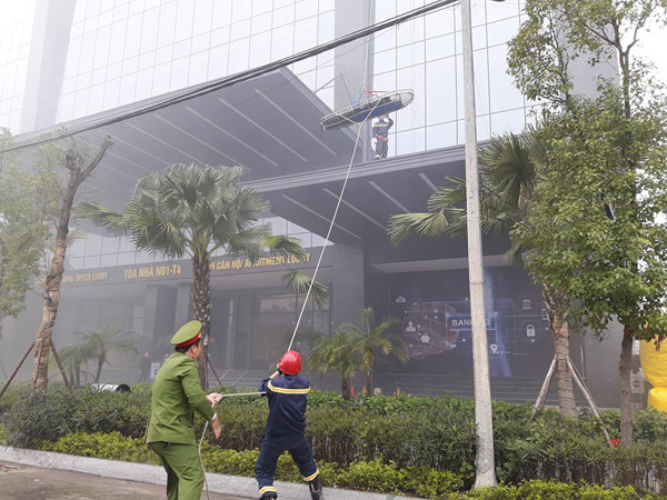 Diễn tập chữa cháy, cứu nạn người mắc kẹt trên tòa nhà cao tầng ở quận Bắc Từ Liêm ảnh 6 Diễn tập chữa cháy, cứu nạn người mắc kẹt trên tòa nhà cao tầng ở quận Bắc Từ Liêm ảnh 6