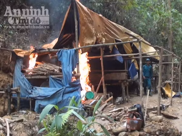 Tập kích bãi vàng suối Đa, sông Bua, bắt giữ 18 đối tượng khai thác vàng trái phép ảnh 2