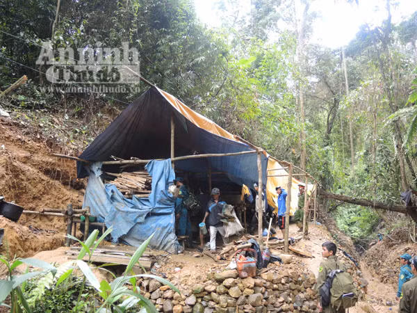 Tập kích bãi vàng suối Đa, sông Bua, bắt giữ 18 đối tượng khai thác vàng trái phép ảnh 1