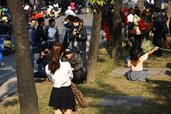 'Hot girl' Hà Nội đổ dồn về 'studio' Kim Mã, mùa cây thay lá ảnh 9