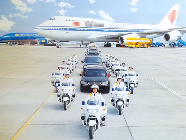 Những "kỵ binh" bảo vệ khách VIP trên đường ảnh 2