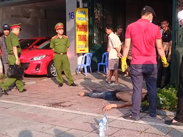 Nam thanh niên định nhào vào dòng xe ô tô do nghi "ngáo đá" ảnh 1