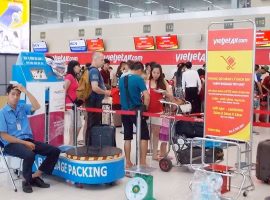 Bị ném giấy tờ vào mặt, nhân viên hàng không ném trả giấy tờ của khách xuống đất ảnh 1