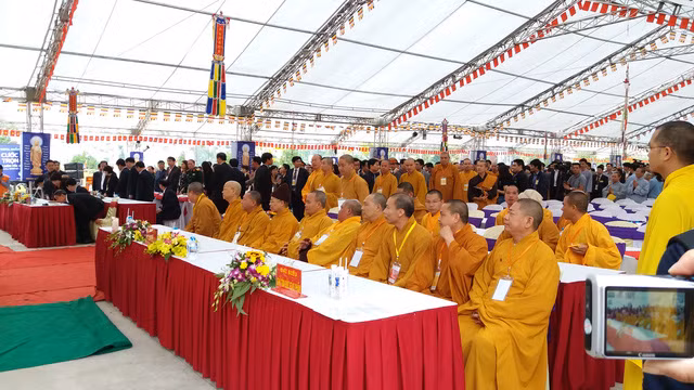  Đại diện Trung ương Giáo hội Phật giáo cùng Giáo hội Phật giáo địa phương, lãnh đạo Bộ GTVT, lãnh đạo tỉnh Quảng Ninh tham dự Đại lễ. 