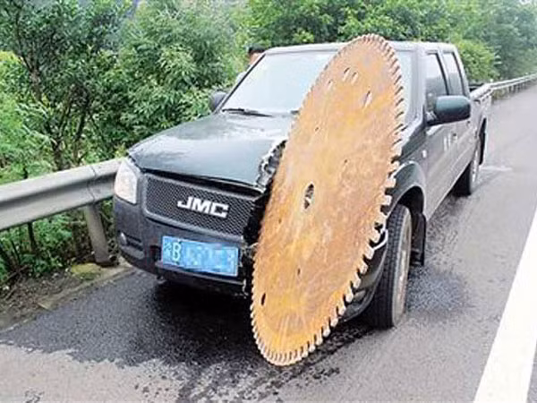 Lưỡi cưa cắm thẳng vào đầu ô tô ảnh 1