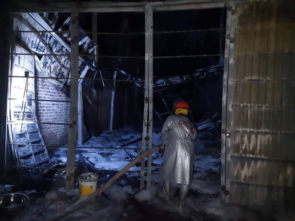 Cơ bản dập tắt đám cháy tại kho chứa hàng Công ty bóng đèn phích nước Rạng Đông ảnh 6