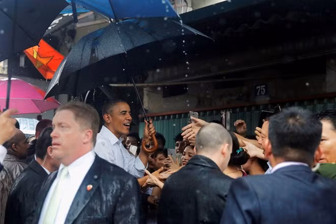Tổng thống Obama dừng chân trú mưa tại làng Mễ Trì trước khi bay vào TP.HCM ảnh 3