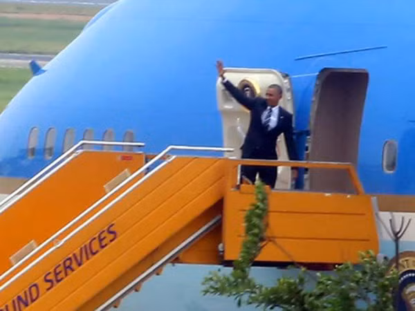 Tổng thống Obama dừng chân trú mưa tại làng Mễ Trì trước khi bay vào TP.HCM ảnh 11