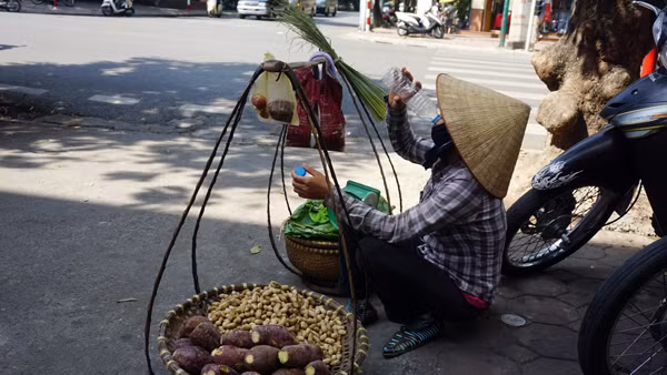  Hà Nội: 5 giờ chiều, “lửa trời” vẫn thiêu đốt đường phố ảnh 6