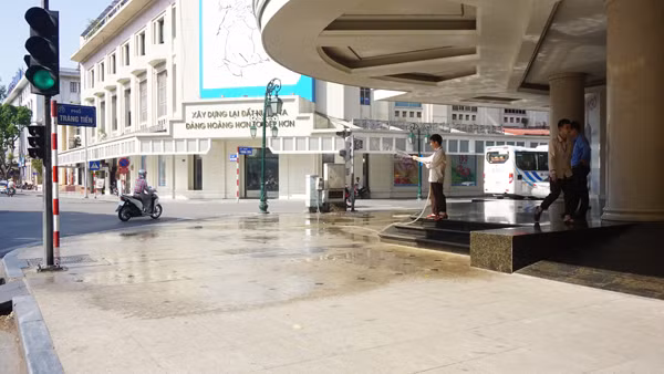  Hà Nội: 5 giờ chiều, “lửa trời” vẫn thiêu đốt đường phố ảnh 5