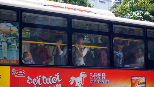  Hà Nội: 5 giờ chiều, “lửa trời” vẫn thiêu đốt đường phố ảnh 8