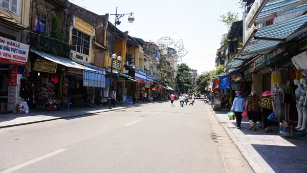  Hà Nội: 5 giờ chiều, “lửa trời” vẫn thiêu đốt đường phố ảnh 4