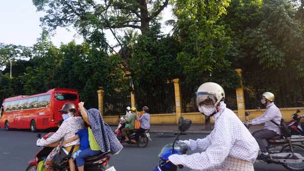  Hà Nội: 5 giờ chiều, “lửa trời” vẫn thiêu đốt đường phố ảnh 1
