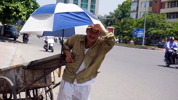  Hà Nội: 5 giờ chiều, “lửa trời” vẫn thiêu đốt đường phố ảnh 3