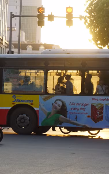  Hà Nội: 5 giờ chiều, “lửa trời” vẫn thiêu đốt đường phố ảnh 2