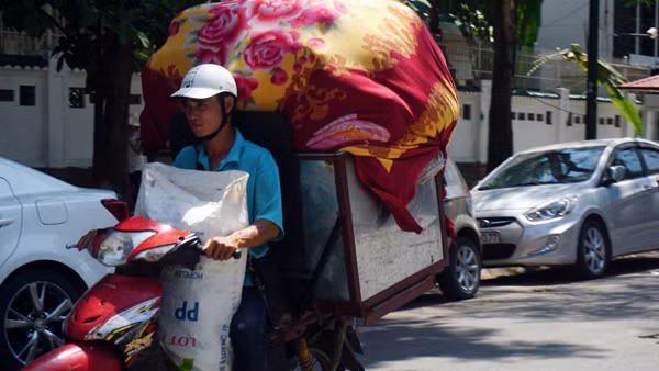  Hà Nội: 5 giờ chiều, “lửa trời” vẫn thiêu đốt đường phố ảnh 10