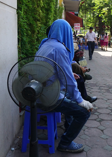  Hà Nội: 5 giờ chiều, “lửa trời” vẫn thiêu đốt đường phố ảnh 9