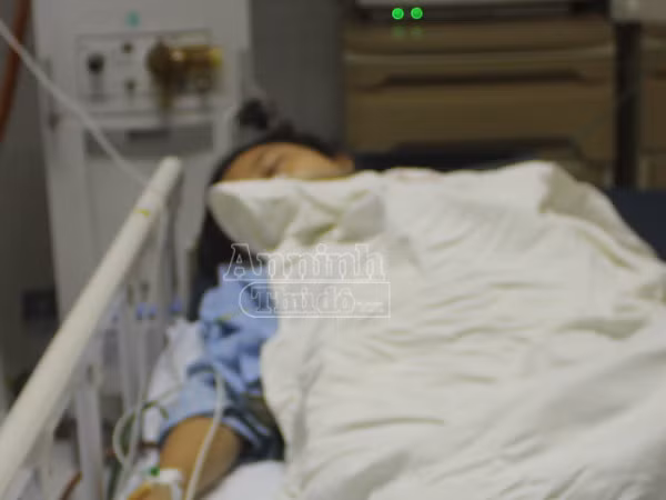 Cứu sống thiếu nữ bị đứt ruột non nghi do thuốc nổ ảnh 1