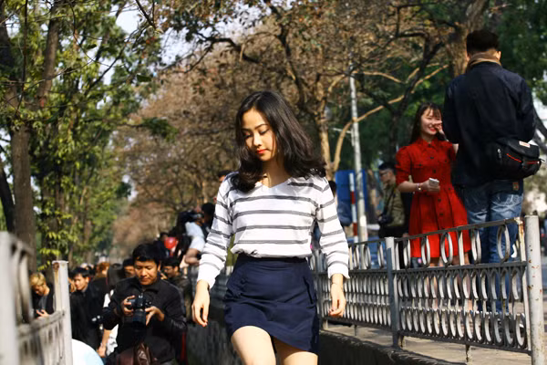 'Hot girl' Hà Nội đổ dồn về 'studio' Kim Mã, mùa cây thay lá ảnh 11