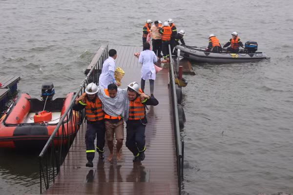 Cảnh sát phòng cháy Hà Nội diễn tập cứu nạn dưới nước ảnh 3