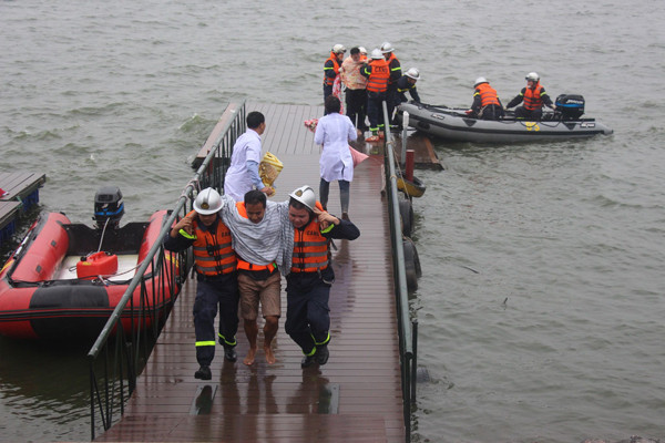 Cảnh sát phòng cháy Hà Nội diễn tập cứu nạn dưới nước ảnh 3