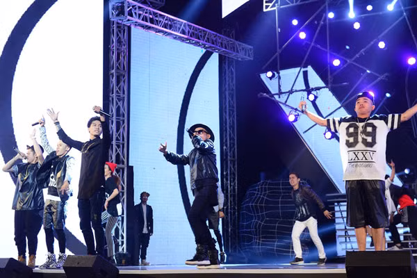 Hà Hồ “lên đồng” trên sân khấu Zing music awards ảnh 5