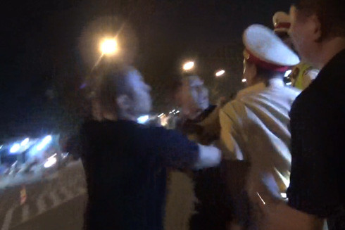 2 cảnh sát giao thông bị tấn công khi làm nhiệm vụ ảnh 2 2 cảnh sát giao thông bị tấn công khi làm nhiệm vụ ảnh 2