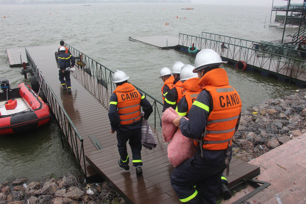 Cảnh sát phòng cháy Hà Nội diễn tập cứu nạn dưới nước ảnh 5