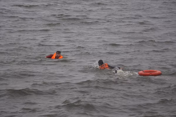 Cảnh sát phòng cháy Hà Nội diễn tập cứu nạn dưới nước ảnh 6