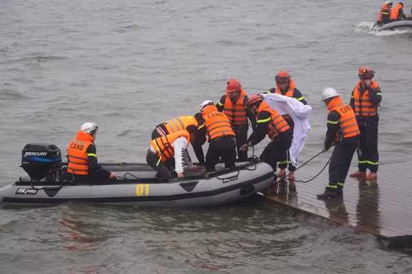 Cảnh sát phòng cháy Hà Nội diễn tập cứu nạn dưới nước ảnh 4