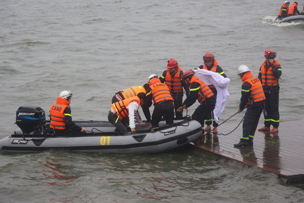 Cảnh sát phòng cháy Hà Nội diễn tập cứu nạn dưới nước ảnh 4