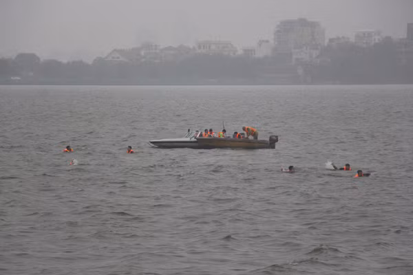 Cảnh sát phòng cháy Hà Nội diễn tập cứu nạn dưới nước ảnh 7