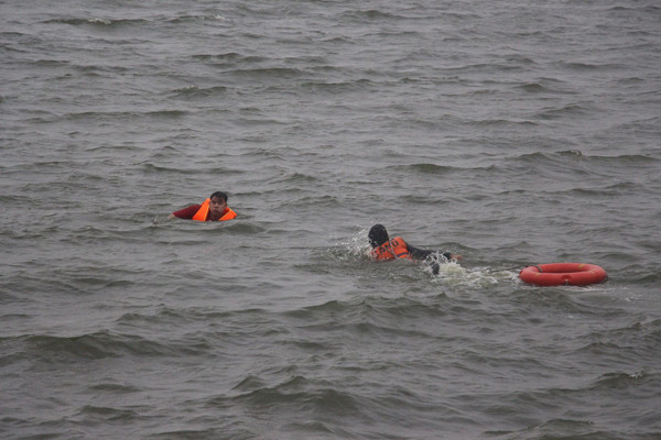 Cảnh sát phòng cháy Hà Nội diễn tập cứu nạn dưới nước ảnh 6