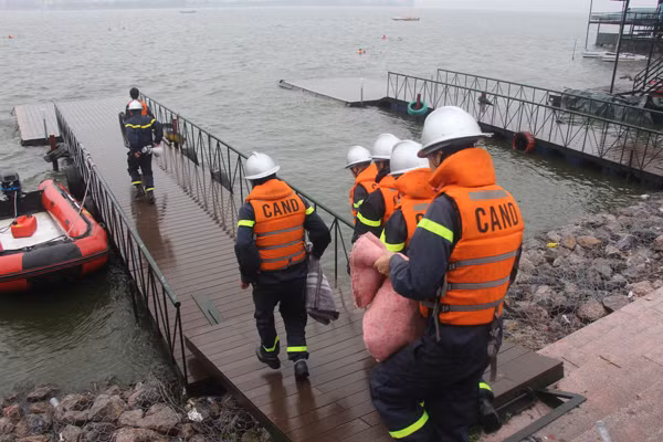 Cảnh sát phòng cháy Hà Nội diễn tập cứu nạn dưới nước ảnh 5