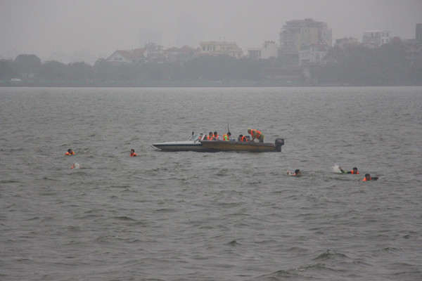 Cảnh sát phòng cháy Hà Nội diễn tập cứu nạn dưới nước ảnh 7