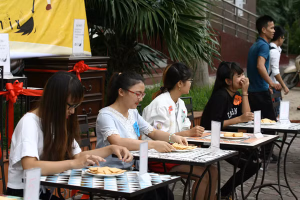 Hà Nội: "Phùng mồm trợn mắt" thi ăn bánh quy ảnh 5
