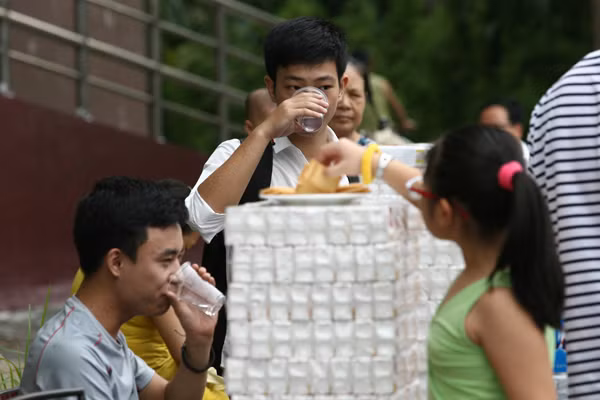 Hà Nội: "Phùng mồm trợn mắt" thi ăn bánh quy ảnh 3