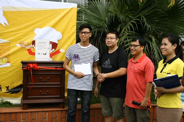 Hà Nội: "Phùng mồm trợn mắt" thi ăn bánh quy ảnh 9