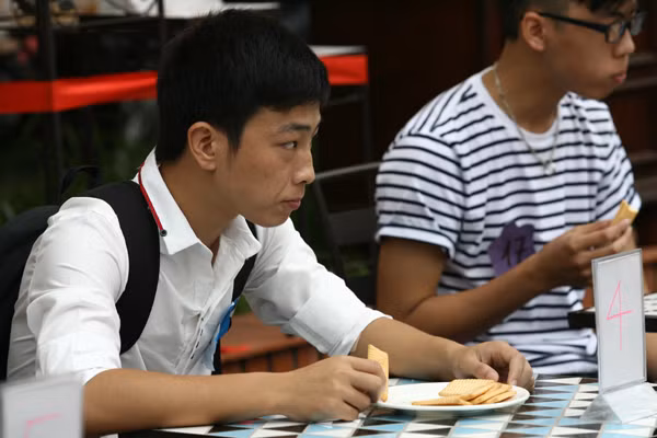 Hà Nội: "Phùng mồm trợn mắt" thi ăn bánh quy ảnh 1