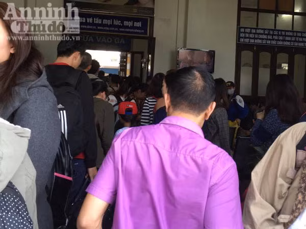 Người dân Hải Phòng ùn ùn ra ga tàu, đổ về Hà Nội ảnh 1