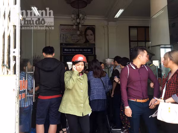 Người dân Hải Phòng ùn ùn ra ga tàu, đổ về Hà Nội ảnh 6