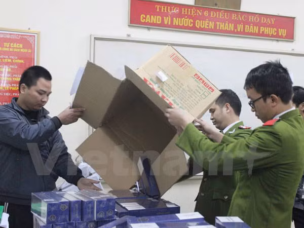 Giấu hàng trăm cây thuốc lá lậu trong các thùng mỳ ảnh 1