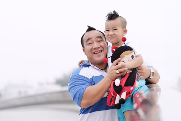 Hiếu Hiền gật đầu ngồi “ghế nóng” chỉ vì...trai đẹp và cơ bắp ảnh 1