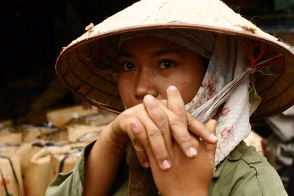 Những phụ nữ mưu sinh dưới nắng nóng đỉnh điểm 39 độ C ảnh 9