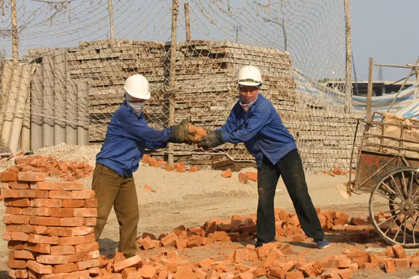Những phụ nữ mưu sinh dưới nắng nóng đỉnh điểm 39 độ C ảnh 6