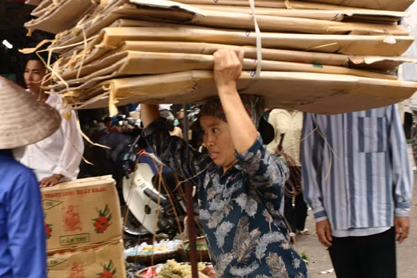 Những phụ nữ mưu sinh dưới nắng nóng đỉnh điểm 39 độ C ảnh 8