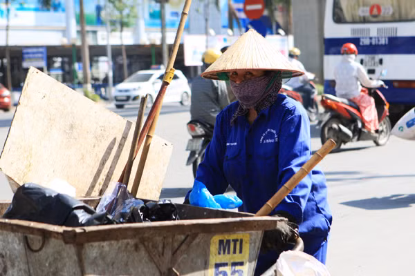Những phụ nữ mưu sinh dưới nắng nóng đỉnh điểm 39 độ C ảnh 3